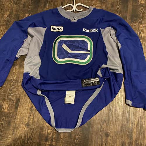 Vancouver Canucks Reebok Practice Jersey 58 + Socks
