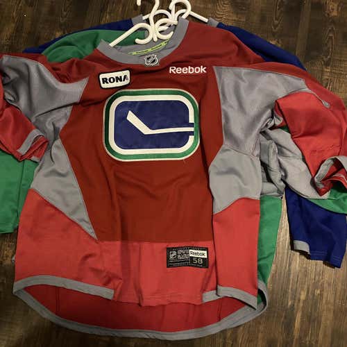 Vancouver Canucks Red Practice Jersey 58 + Socks
