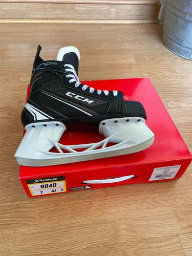 CCM Tacks 9040 Regular Width Size 7 Hockey Skates
