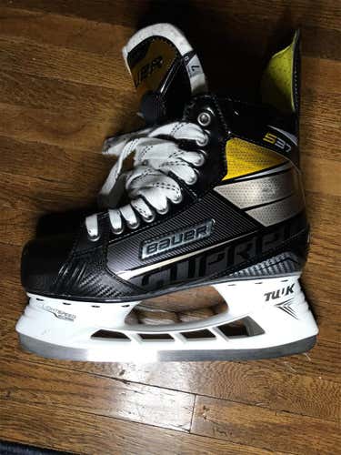 Senior Bauer supreme S37 Regular Width  Size 7 Hockey Skates