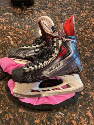 Junior Bauer Vapor APX2 Regular Width  Size 3.5 Hockey Skates