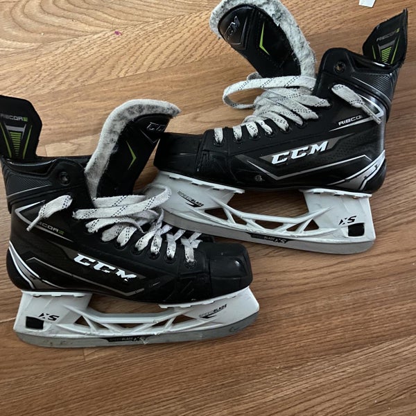 Junior CCM Ribcore Regular Width Size 5 Hockey Skates