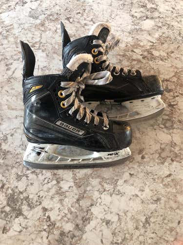 Youth Bauer Supreme Extra Wide Width Size 12 Hockey Skates