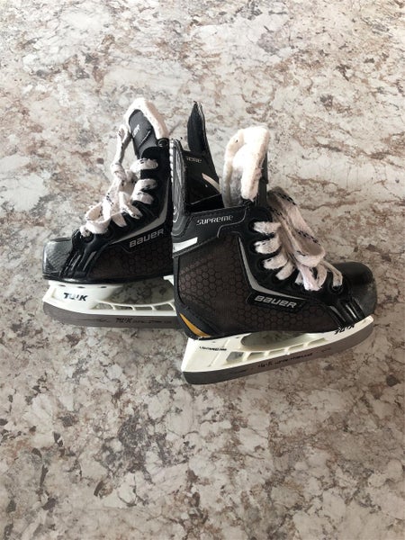 Youth Bauer Supreme Regular Width Size 8 Hockey Skates