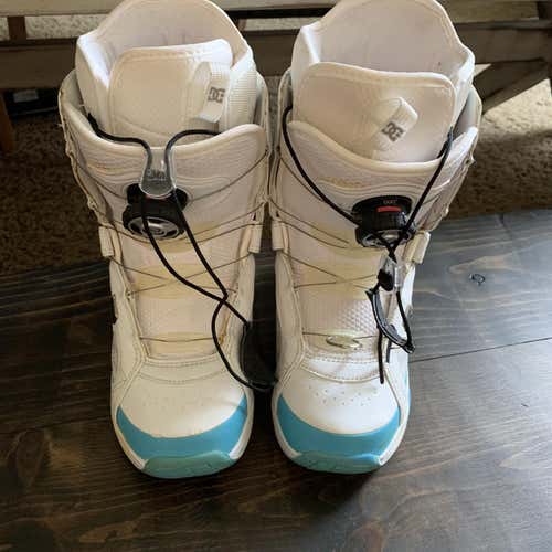 Women's Size 5.0 DC Scout Snowboard Boots