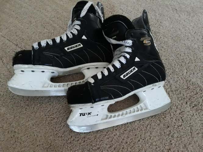 Used Junior Bauer Supreme Hockey Skates Regular Width Size 5