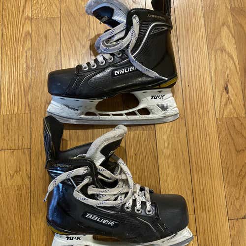 Youth Bauer one 100 Regular Width Size 5 Ice Hockey Skates