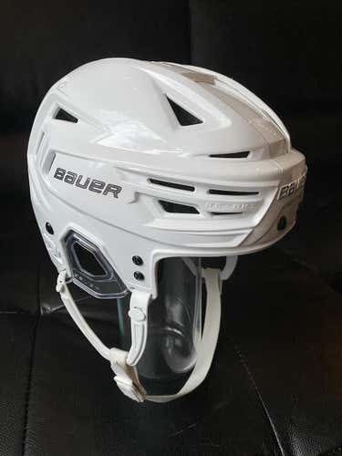 White Used Small Bauer Re-Akt 150 Helmet