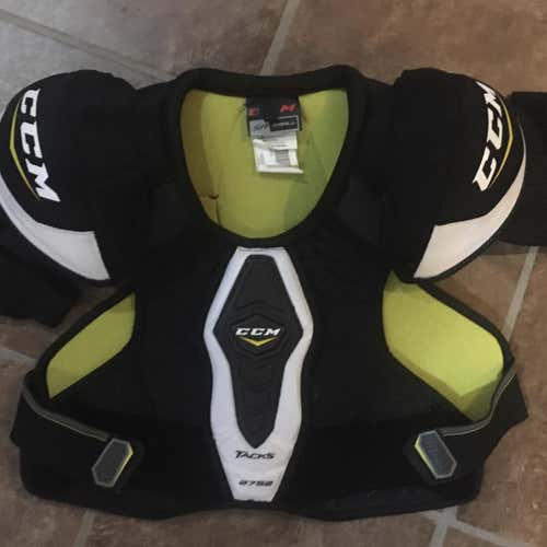 Senior Small CCM Tacks 2752  Shoulder Pads