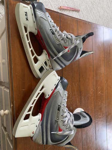 Senior Bauer Vapor XVI Regular Width Size 8.5 Hockey Skates