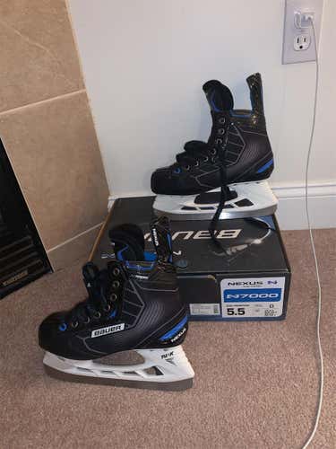 Junior Bauer Nexus 7000 Regular Width  Size 5.5 Hockey Skates
