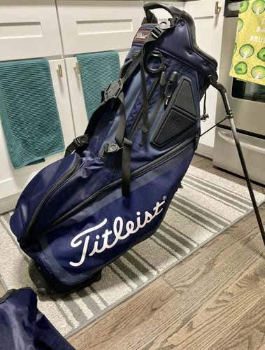 TITLEIST HYBRID 5 BLUE STAND BAG (BARELY USED)