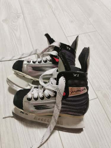 Used Youth Bauer Vapor VI Hockey Skates Extra Wide Width Size 10