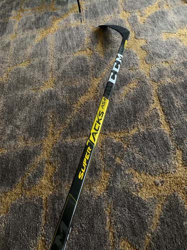 Senior Right Handed Super Tacks AS2 Pro Mid Pattern Pro Stock Hockey Stick