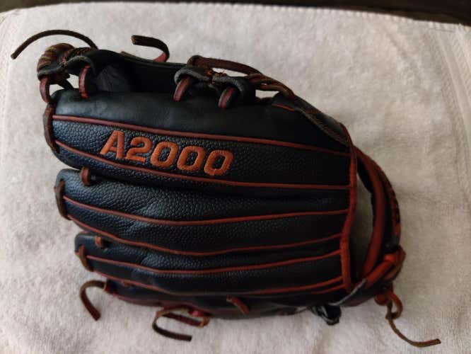 Used Wilson Right Hand Throw A2000 1787 Baseball Glove 11.75"