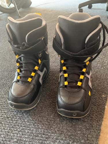 Used Kid's Burton Freestyle Snowboard Boots Freestyle Medium Flex