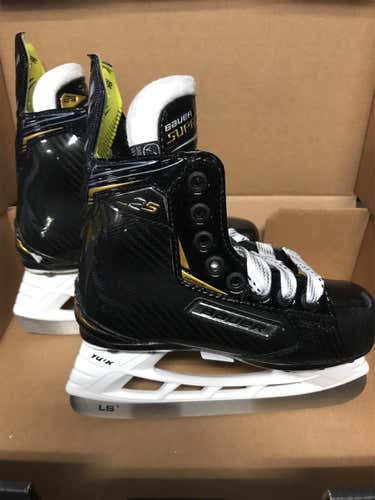 New Bauer Supreme 2S Hockey Skates Size Y12D