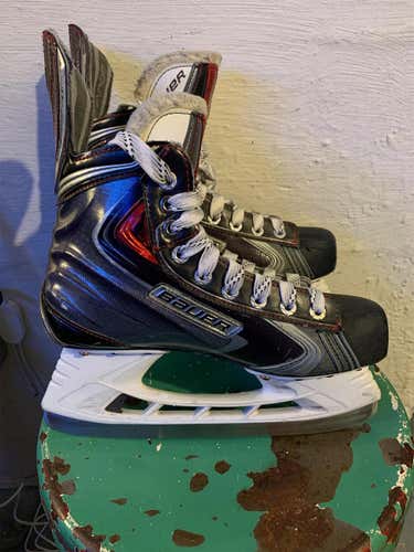Senior Bauer Vapor X100 Regular Width  Size 6.5 Hockey Skates