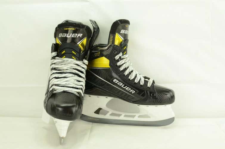 Senior Bauer Ultrasonic Hockey Skates Regular FIT 2 Width Size 8.5. Like New Used only 3 games