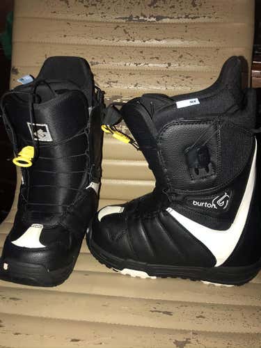 Women's Size 7 Burton Mint Snowboard Boots