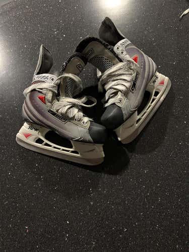 Junior Bauer Vapor XXXX Extra Wide Width  Size 2 Hockey Skates