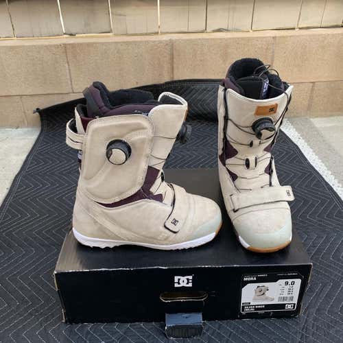 Women’s Size 9.0.  DC Mora Medium Flex Snowboard Boots
