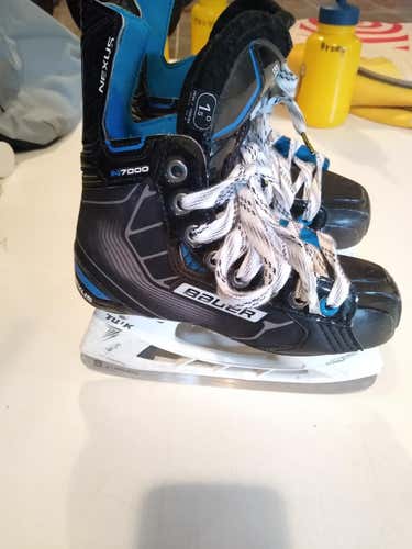 Bauer N7000 Hockey Skates Regular Width Size Junior 1.5