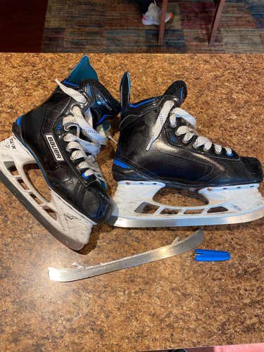 Senior Bauer Nexus N9000 Regular Width  Size 9 Hockey Skates