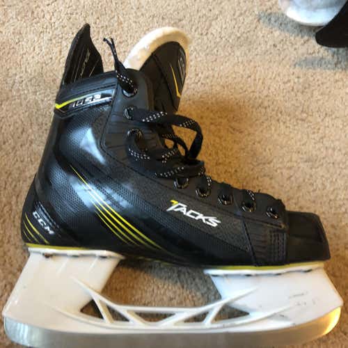 Junior CCM Tacks 3052 Regular Width  Size 5.5 Hockey Skates