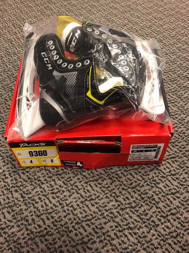 Junior CCM Tacks 9360 Regular Width Size 4 Hockey Skates