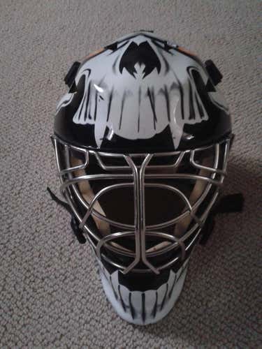 Vaughn VM 7400 JR Goalie Mask  ** SKULL**