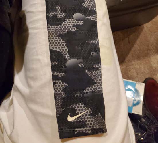 Black Men's Used Adult One Size Fits All Nike sleeve