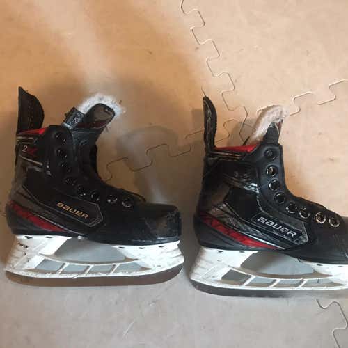 Youth Bauer Vapor 2X Regular Width Size 12 Hockey Skates