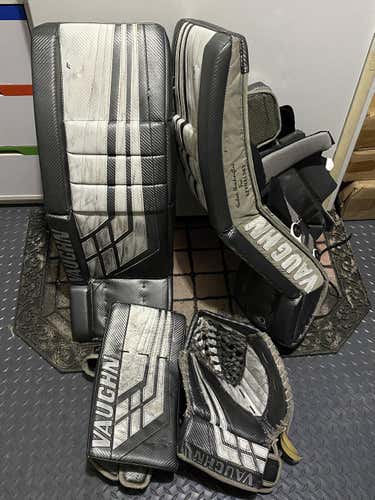 Used Senior 32" Vaughn Regular Ve8 Pro Carbon Goalie Full Set