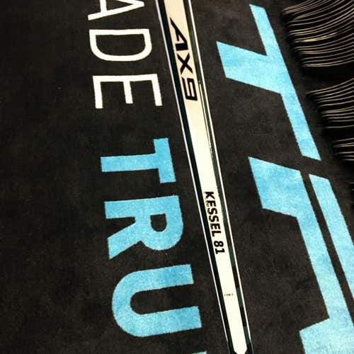 (3-pack) New True AX9 RH 75 Flex Grip Phil Kessel Arizona Coyotes Pro Stock