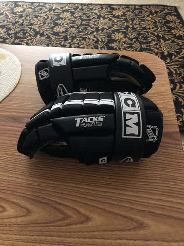 Black Senior CCM Tacks 492 13" Gloves