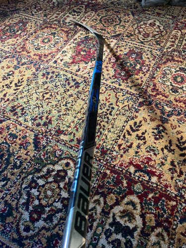 Junior Right Handed Nexus 1N Mid Pattern Hockey Stick