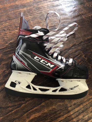 Junior CCM JetSpeed FT490 Regular Width  Size 4 Hockey Skates