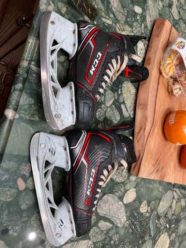 Junior CCM JetSpeed XTRA PRO Regular Width  Size 4 Hockey Skates