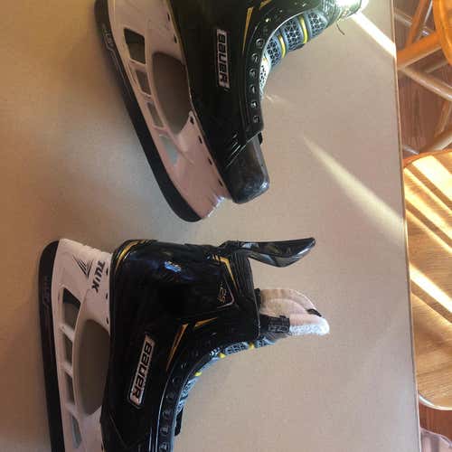 Senior Bauer Supreme 2S Pro Regular Width  Size 7.5 Hockey Skates