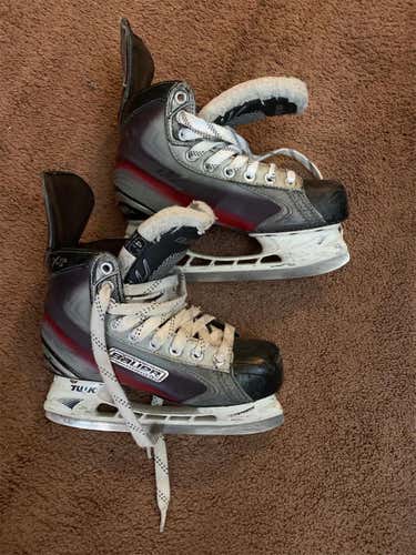 Youth Bauer Regular Width Size 5.5 Hockey Skates