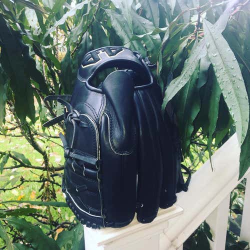 Black High School/College Pitcher's Signiture Series 11.75" Baseball Glove