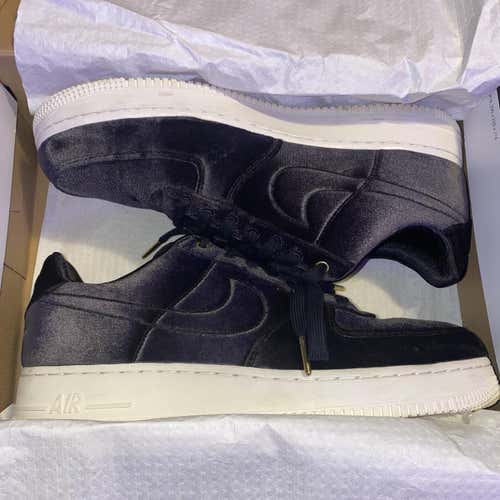 Black Men's Size 11 (Women's 12) Nike Shoes