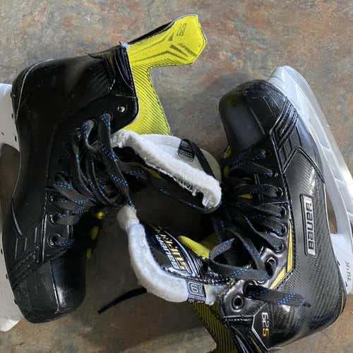 Senior Bauer Supreme S29 Regular Width  Size 6.5 Hockey Skates