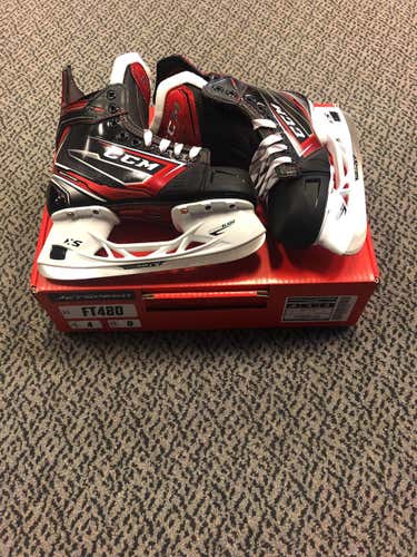 Junior CCM JetSpeed FT480 Regular Width Size 4 Hockey Skates