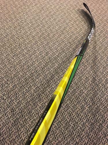 Senior Right Handed Supreme Ultra Sonic P28 Pattern 77 Flex Hockey Stick