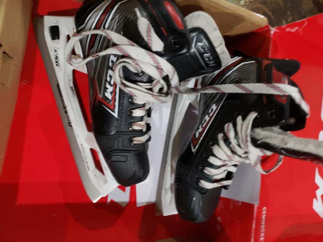 THE BEST - Used Junior CCM Jetspeed FT460G Hockey Goalie Skates Regular Width Size 5