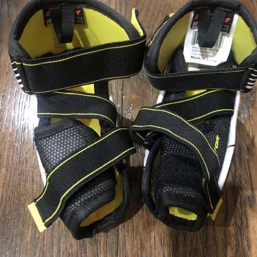 New Junior Medium CCM CCM TACKS VECTOR Elbow Pads