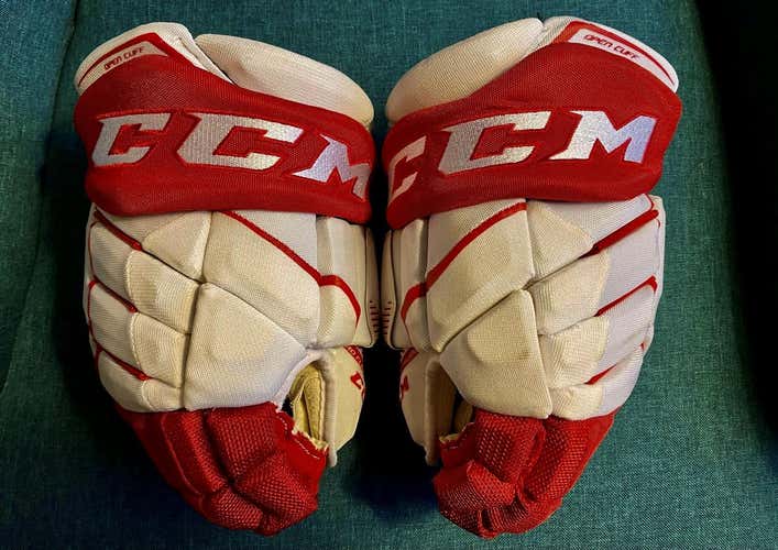White/Red Used Senior CCM JetSpeed PureLite Gloves 13"