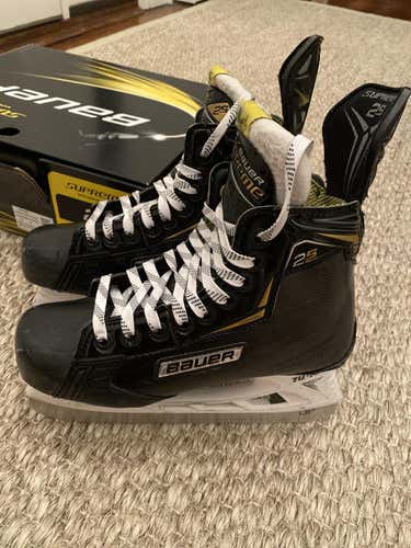 Junior Used Bauer Supreme 2S Hockey Skates Regular Width Size 4.5